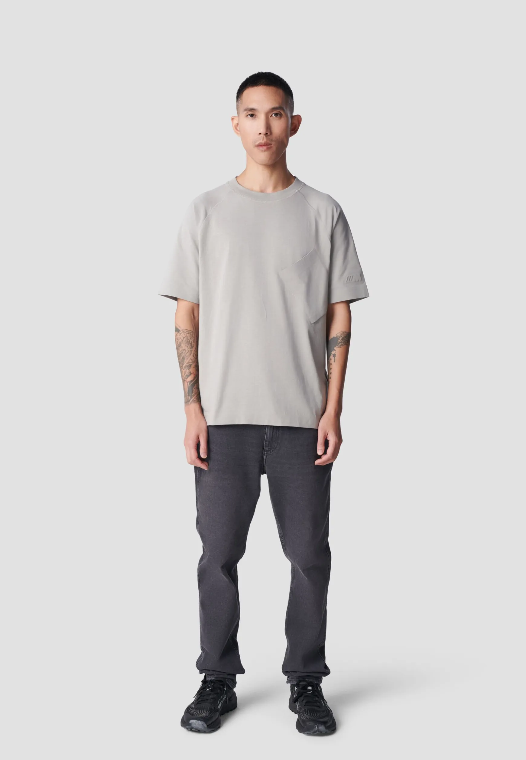 bmw_m_micro_raglan_tshirt_2.webp T-shirts<BMW Lifestyle BMW M Micro Raglan T-Shirt mid grey